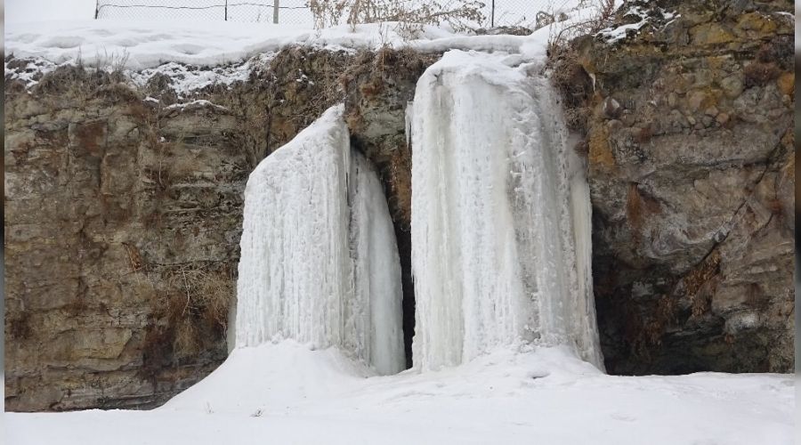 Ağrı'da su deposu dondu, buz kütleleri oluştu