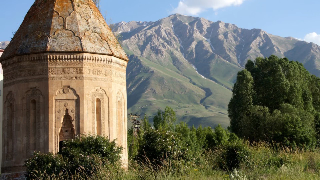 Ahlat�ahlar Beyli�i: Van G�l��n�n kuzeyinde do�an T�rk m�hr�