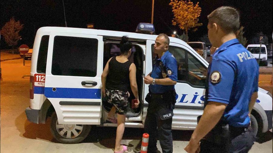 Aksaray'da bir kadın erkek arkadaşını bıçakladı