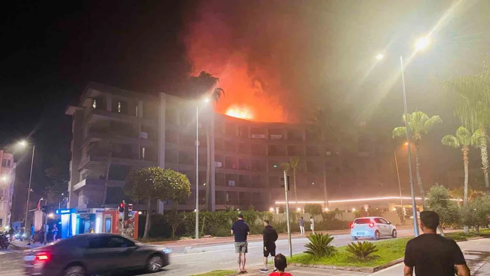 Alanya'da otelin çatı katında yangın: Konaklayan misafirler tedbir amaçlı tahliye edildi