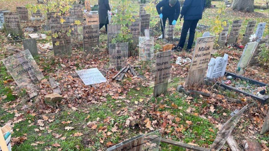 Almanya'daki St�cken M�sl�man Mezarl���'na �irkin sald�r�