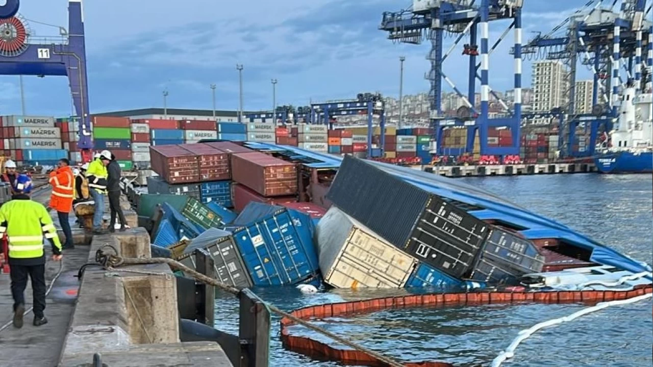 Ambarlı Limanı'nda yan yatan kuru yük gemisindeki 15 personel tahliye edildi
