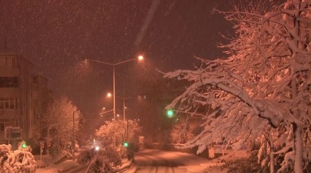 Anadolu Yakası'nda yoğun kar yağışı etkisini sürdürüyor