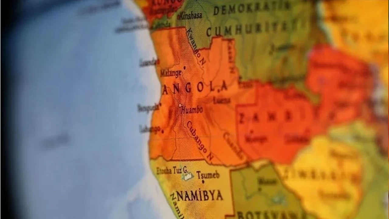 Angola'da byc olmadklarn kantlamak iin bitkisel sv ien 50 kii ld