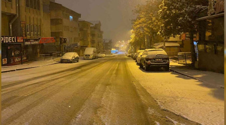 Ankara'da kar yağışı etkili oluyor