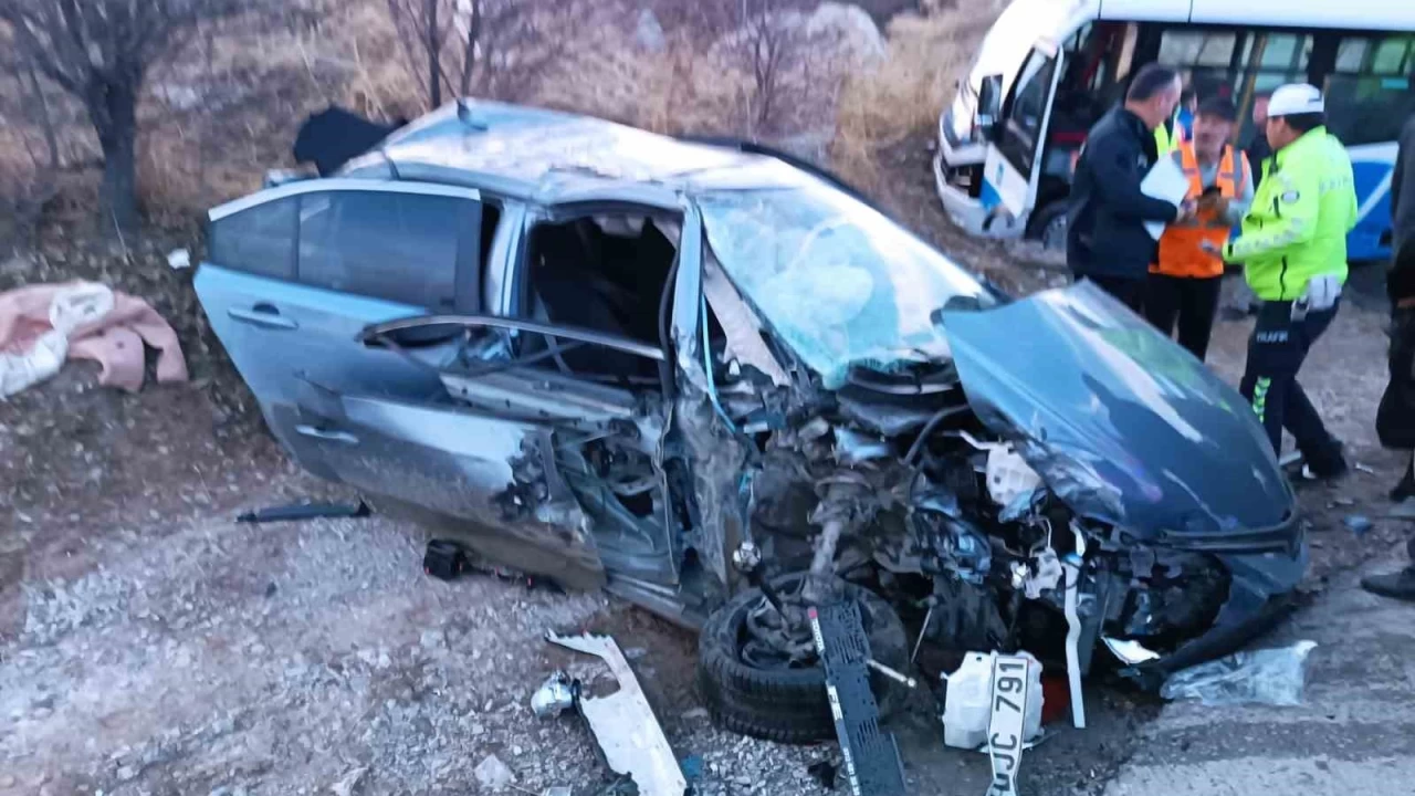 Ankara'da midibüs ile otomobil çarpıştı: 20 yaralı