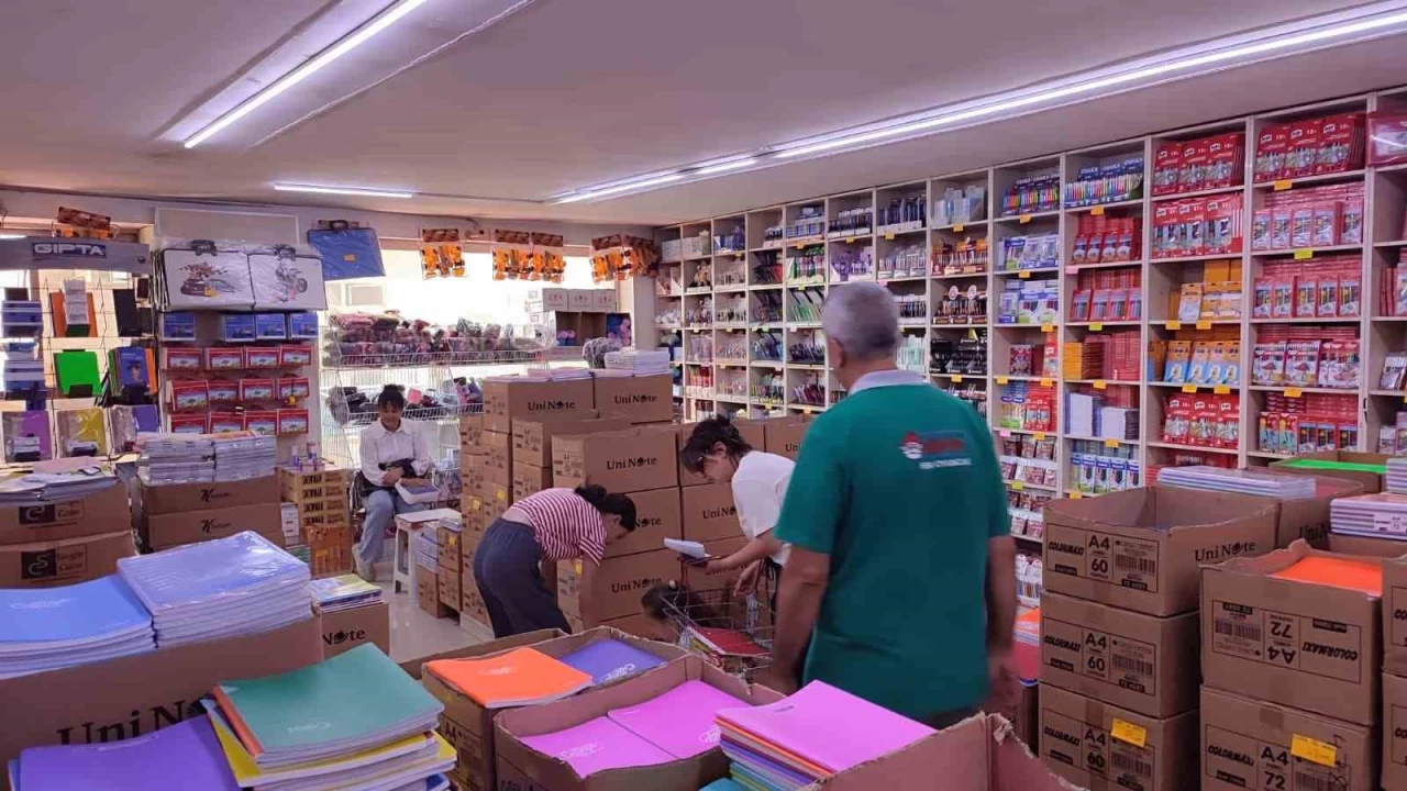 Ankara'da okul al��veri�i hareketlili�i ba�lad�