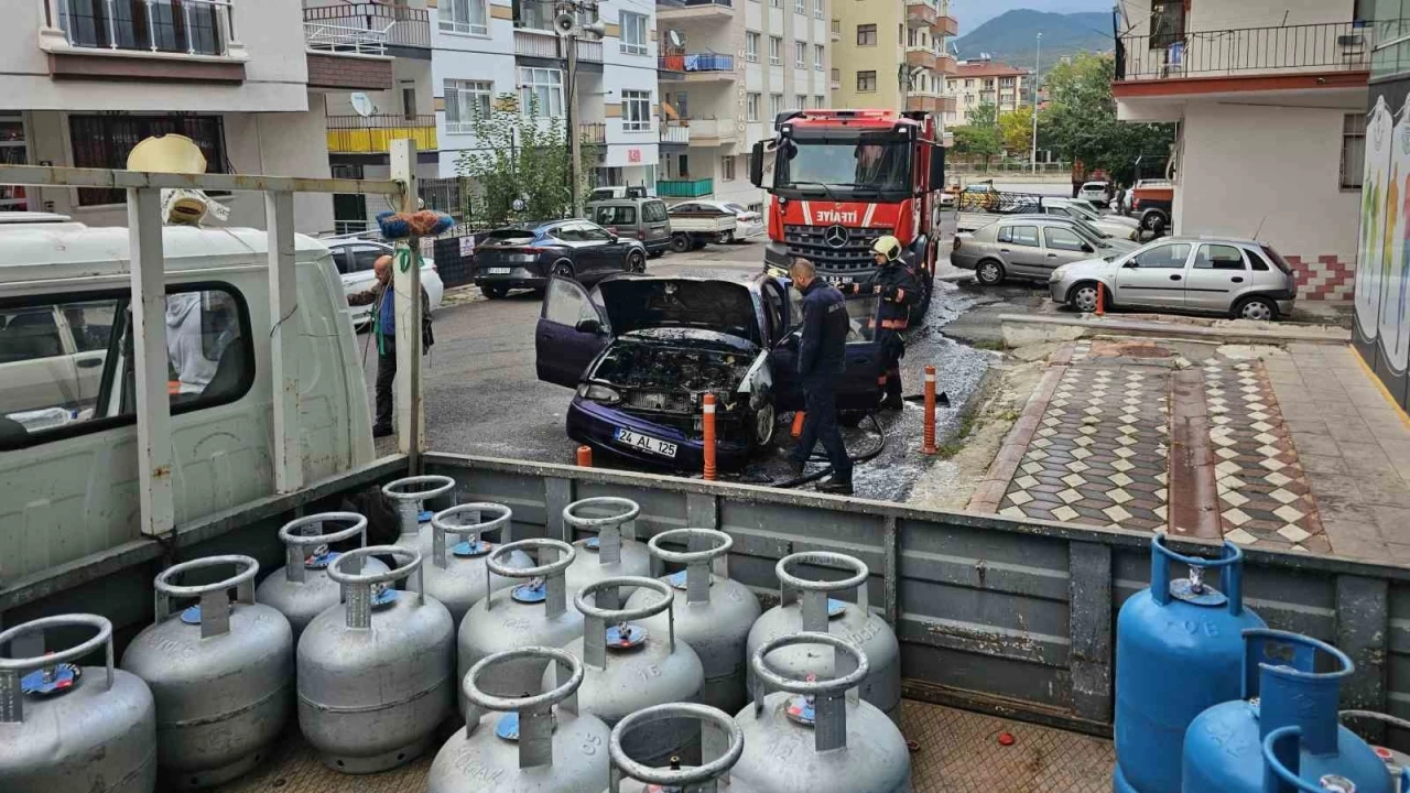 Ankara'da park halindeki otomobil tüp kamyonetinin yanında yandı