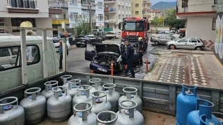 Ankara'da park halindeki otomobil tüp kamyonetinin yanında yandı