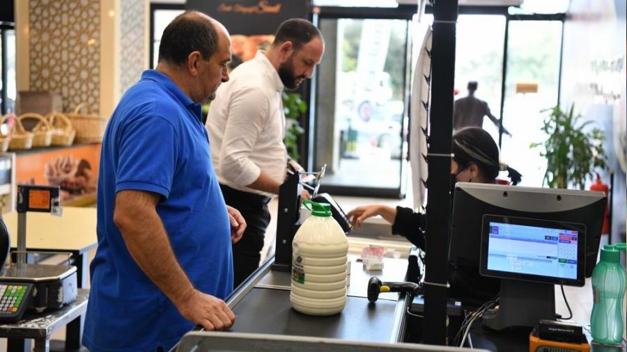 Ankara'da ucuz süt satışı başladı