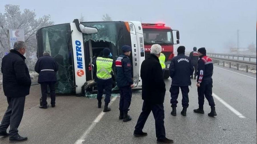 Ankara'da yolcu otobs devrildi