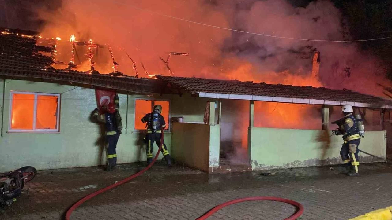 Annesinin de içinde bulunduğu evi ateşe verdi