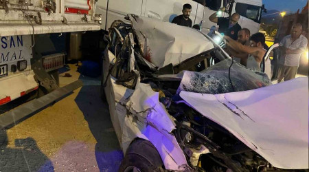 Antakya'da otomobil park halindeki tıra çarptı: 2 ölü, 2 yaralı