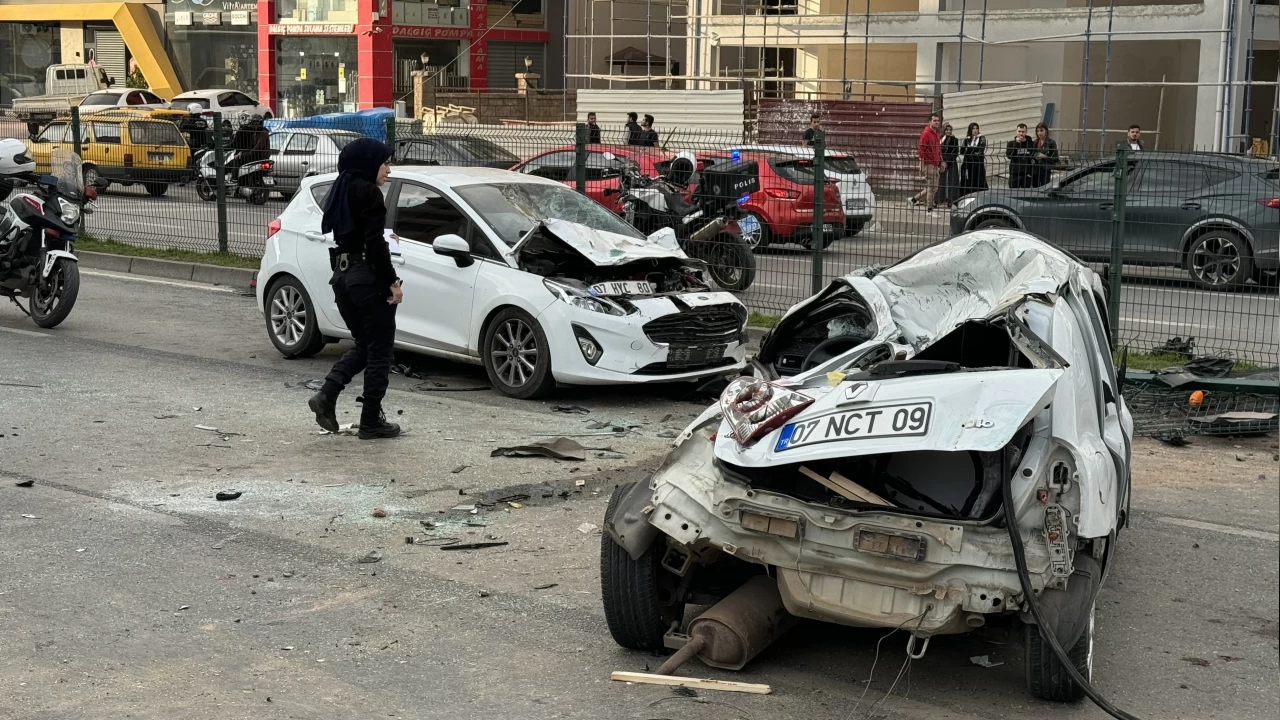 Antalya'da 3 aracın karıştığı kazada 2 kişi öldü, 3 kişi yaralandı