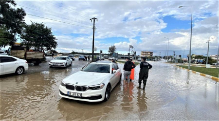 Antalya'da araçlar yollarda kaldı