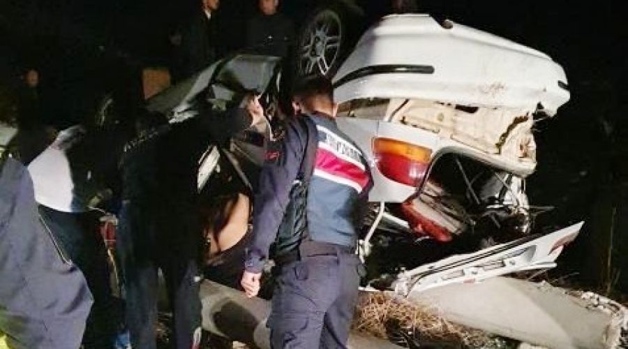 Antalya'da çocuk sürücü direğe çarptı: 2 ölü