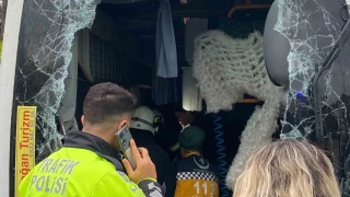 Antalya'da otel servis aracı devrildi: 19 yaralı