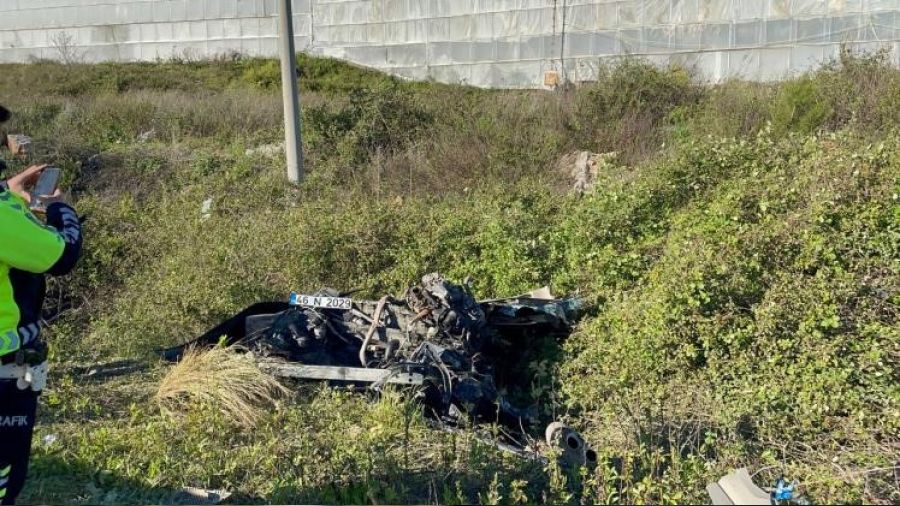 Antalya'da otomobil u�uruma yuvarland�: 3 �l�, 1 a��r yaral�