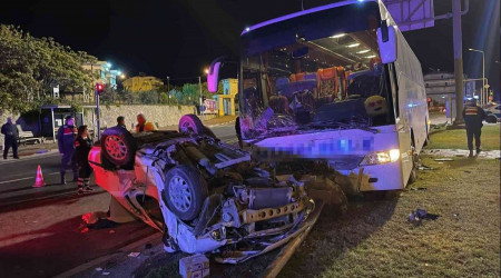 Antalya'da yolcu otobüsü ile otomobil çarpıştı: 1 ölü, 1 ağır yaralı