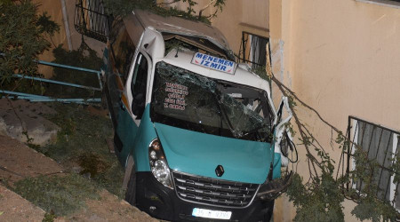 Apartman bahçesine düşen minibüste 20 yaralı