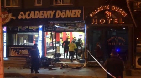 Aracının direksiyon hakimiyetini kaybeden kamyonet şoförü dükkana daldı