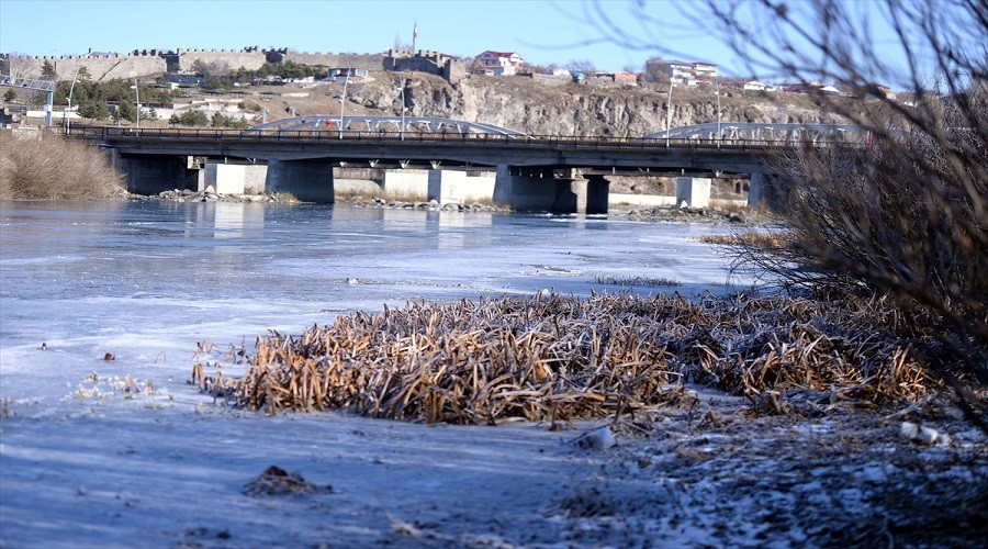 "Ardahan'da soğuklarının şahidi" Kura Nehri oldu