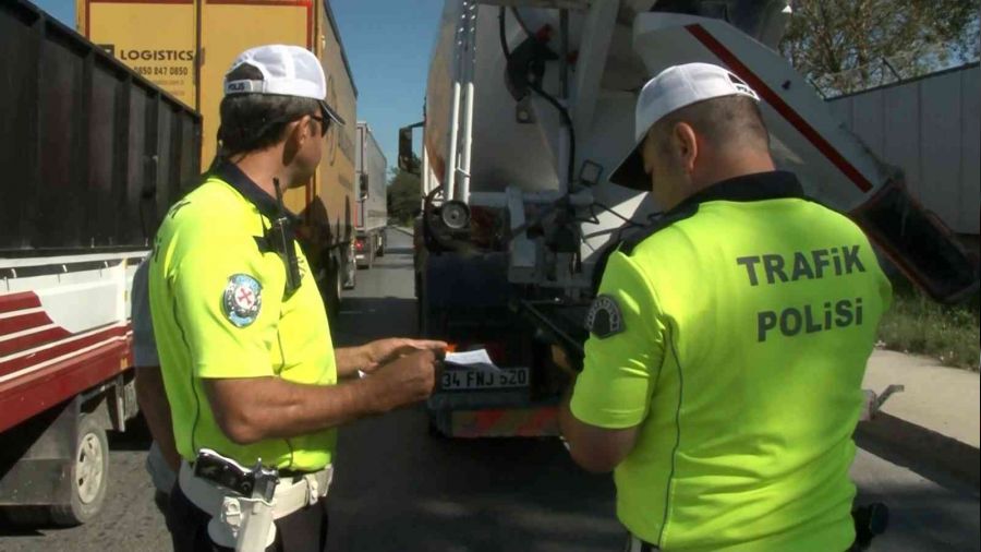 Arnavutköy'de hafriyat kamyonlarına denetim