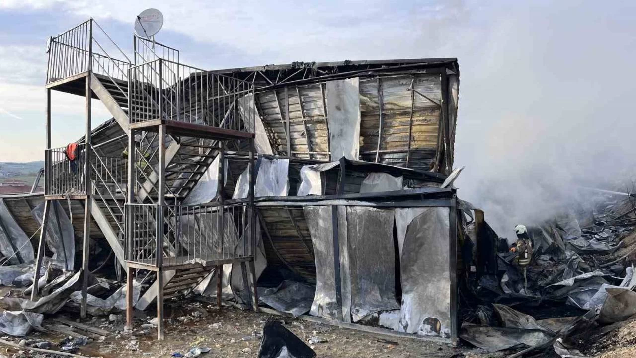 Arnavutköy'de inşaat işçilerinin kaldığı konteyner yandı