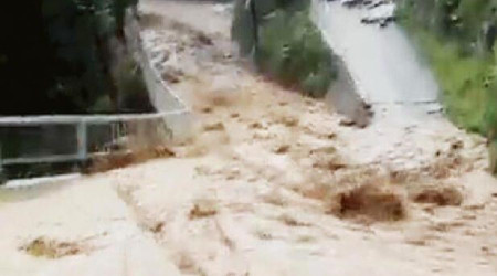 Artvin'de sel ve heyelan...Arhavi deresi taştı