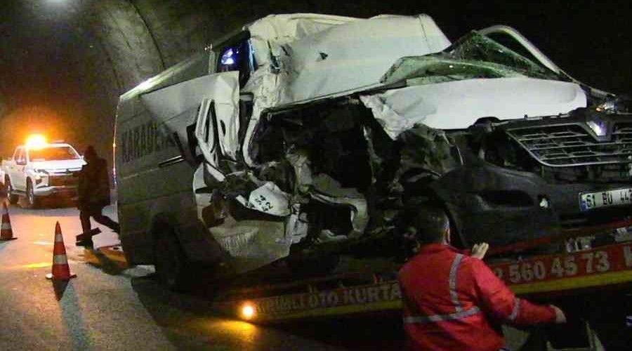 Artvin'de tüneldeki kazada hurdaya dönen araçtan sağ kurtuldu