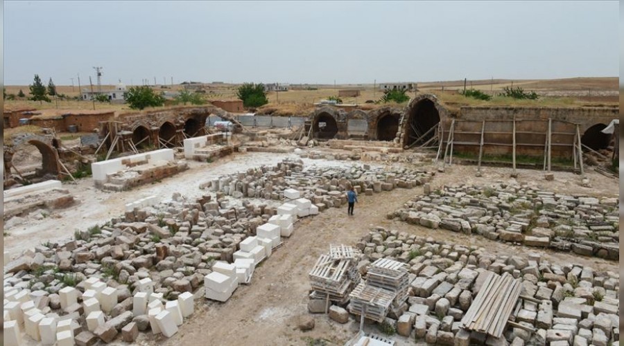 As�rl�k kervansaray hayata d�n�yor