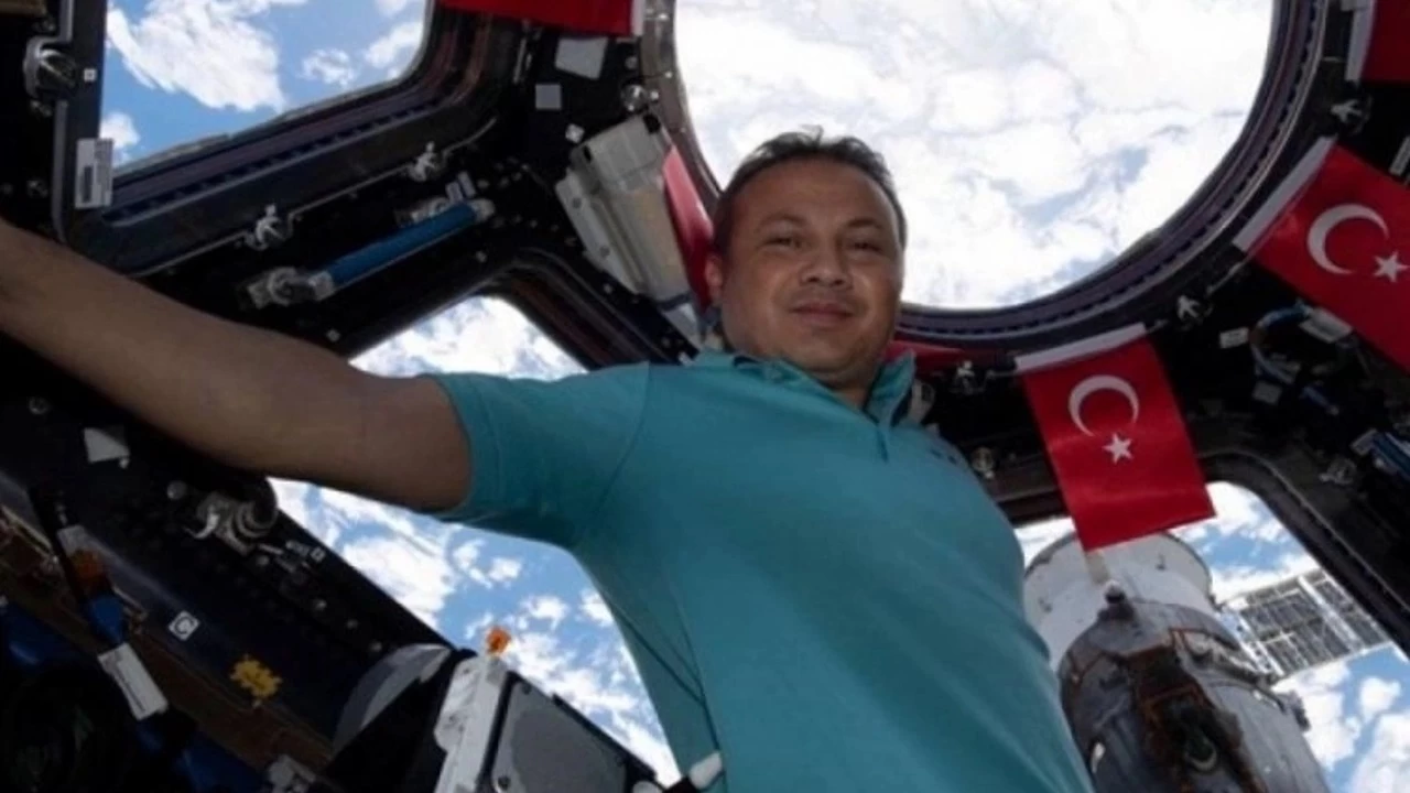Astronot Alper Gezeravc�, Mu�lu ��rencilerin "propolis" deneyine ba�lad�