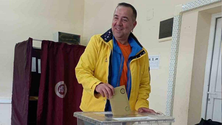 Ata Demirer, Bozcaada'da oyunu kulland�