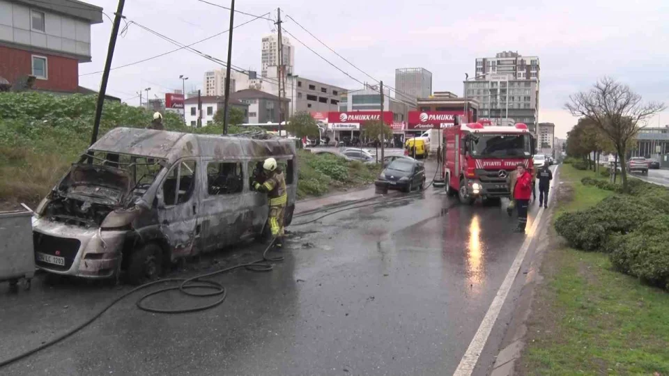 Ata�ehir'de servis minib�s� yanarak k�le d�nd�