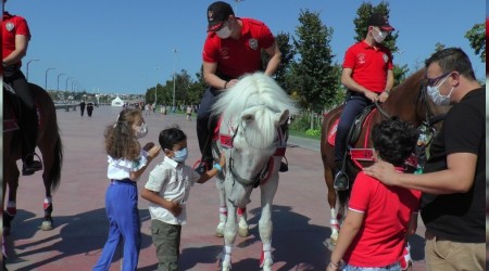 Atlı polislere çocuklardan yoğun ilgi