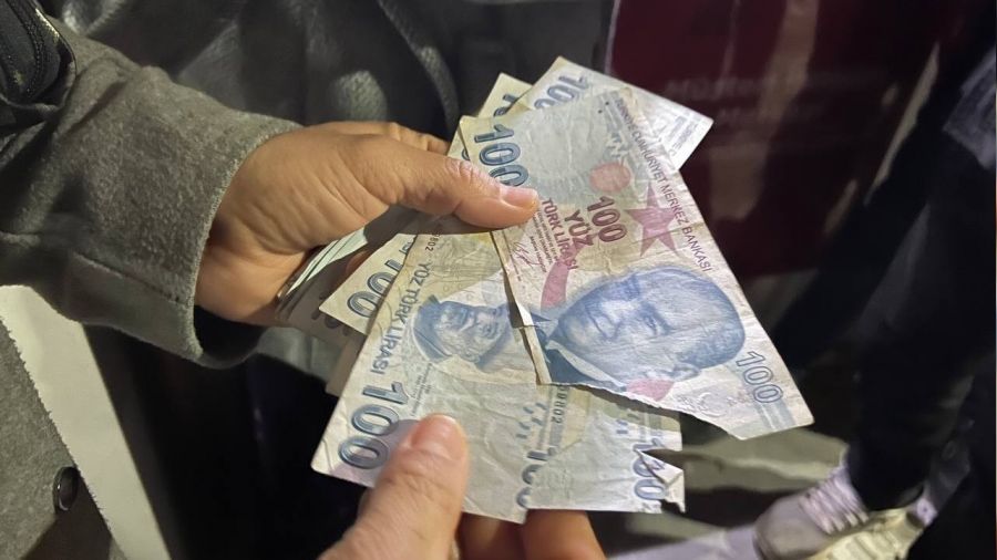 ATM'den para �ekenler g�zlerine inanamad�