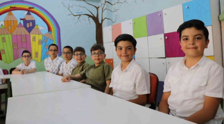 Aynı okulda 17 ikiz bir üçüz karne aldı