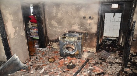 Babasını kurtarmak için alevlerin arasına daldı