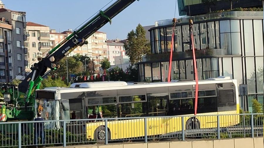 Bahçelievler'de otobüs direği devirdi, yol kapandı