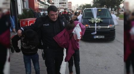 Bahşiş alamayan çocuklar gelin arabasının camını kırdı