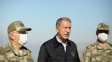Bakan Akar komutanlarla Irak sınırında