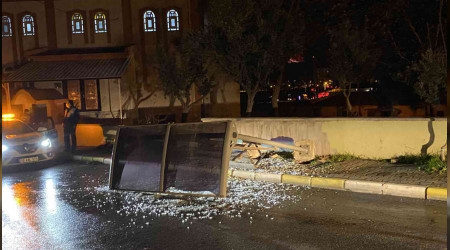 Balıkesir'de lodos yıktı, geçti