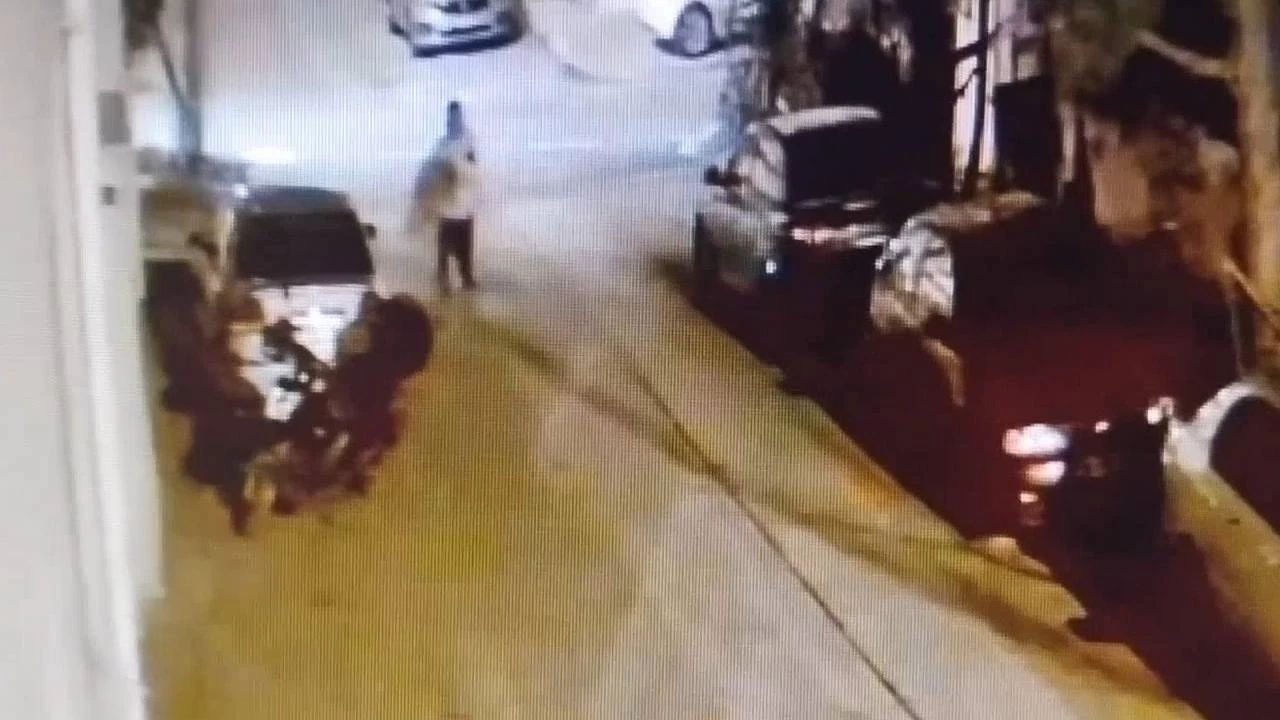 Balkona asılan halıları çalıp kaçtı