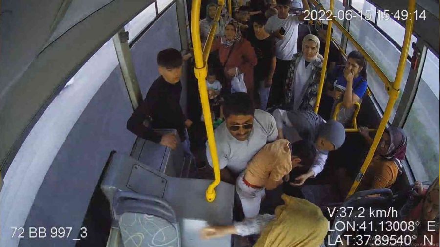 Batman'da belediye otobüsünde panik anları