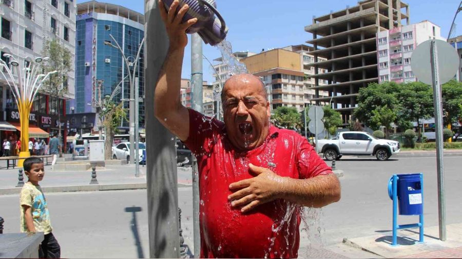 Batman'da vatandaşlar ilginç yöntemlerle serinliyor