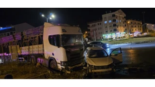 Bayburt'ta kırmızı ışıkta geçen tır, cipi biçti