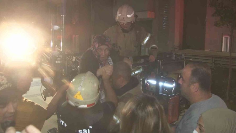 Bayrampaşa'da yangın: Çok sayıda vatandaş mahsur kaldı
