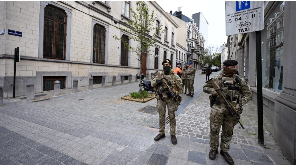  Bel�ika'da askerler, Yahudilere korumal�k yap�yor!