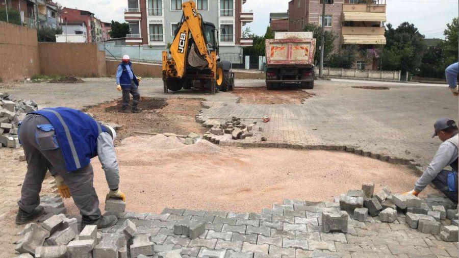 Belediye yıpranan parkeleri de yeniliyor
