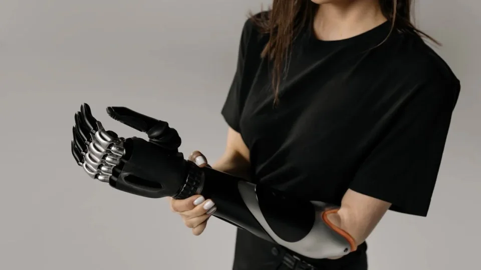 Beyin gücüyle kontrol edilen ve hissedebilen protez dönemi
